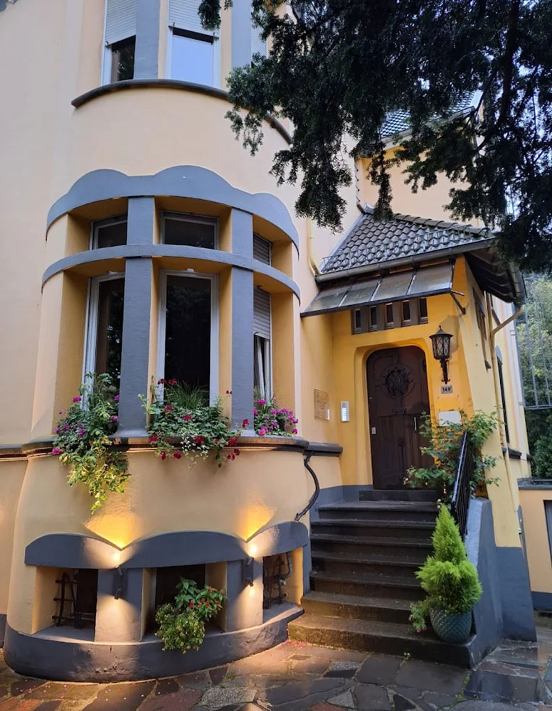 Naturfriseur Salon Krefeld - Behandlungsraum mit Holzmöbeln